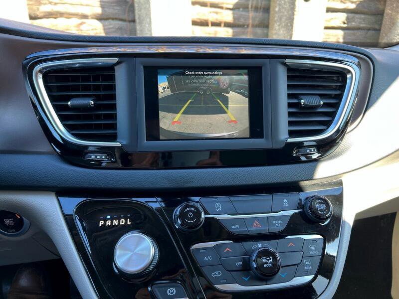 Used 2020 Chrysler Voyager L image 33