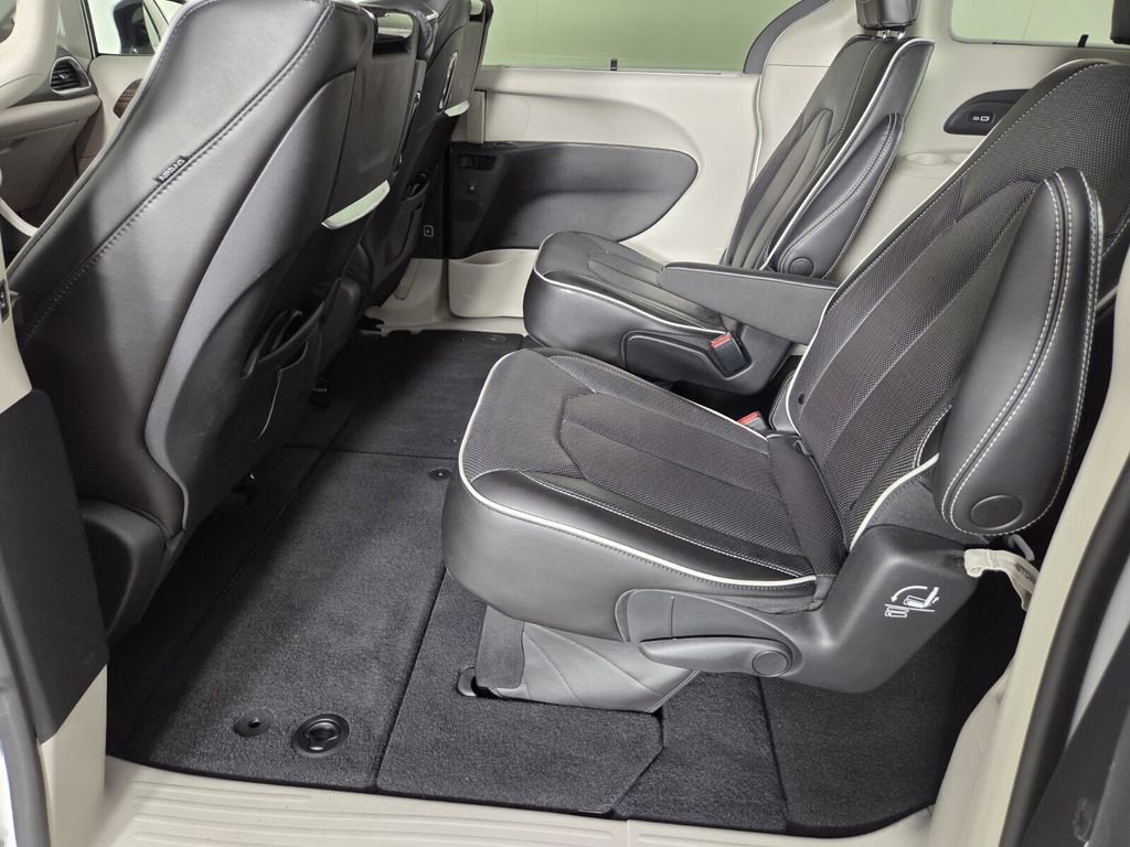 Used 2023 Chrysler Pacifica Limited w/ Uconnect Theater Family Group image 25