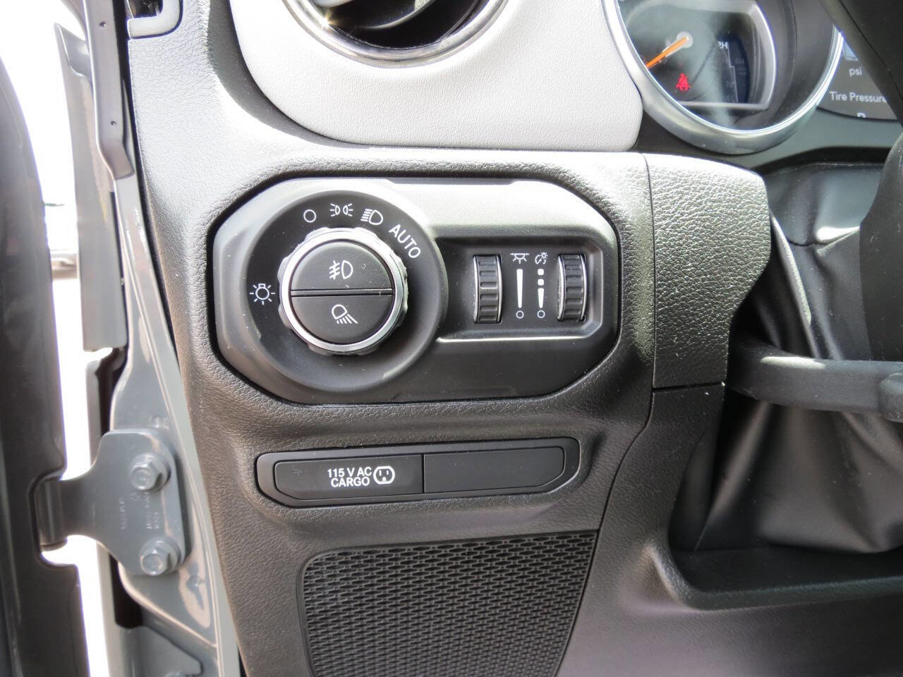 Used 2022 Jeep Gladiator Overland image 14