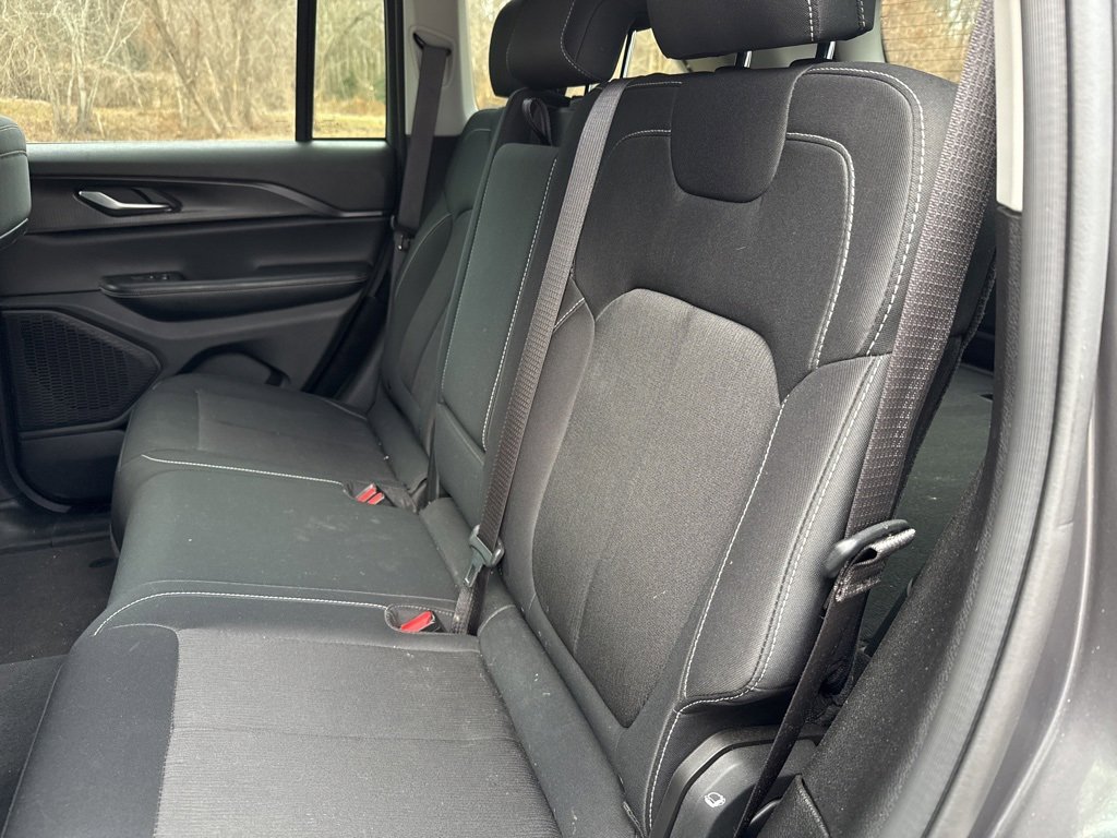 Used 2023 Jeep Grand Cherokee Laredo image 13