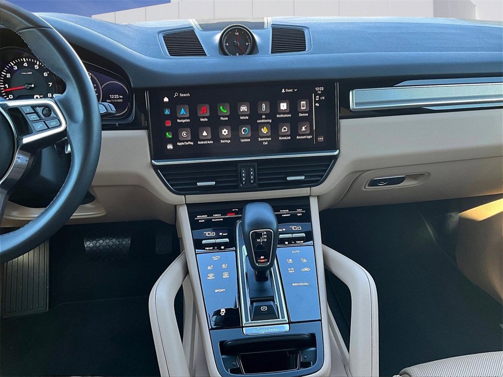 Used 2023 Porsche Cayenne Platinum Edition image 16