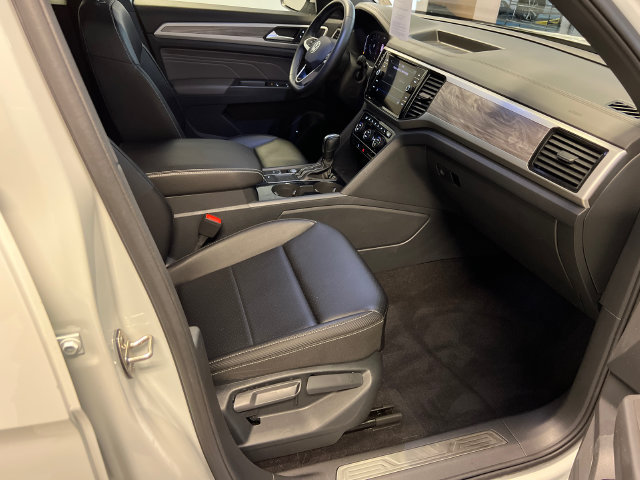 Certified 2023 Volkswagen Atlas Cross Sport SE FWD image 11