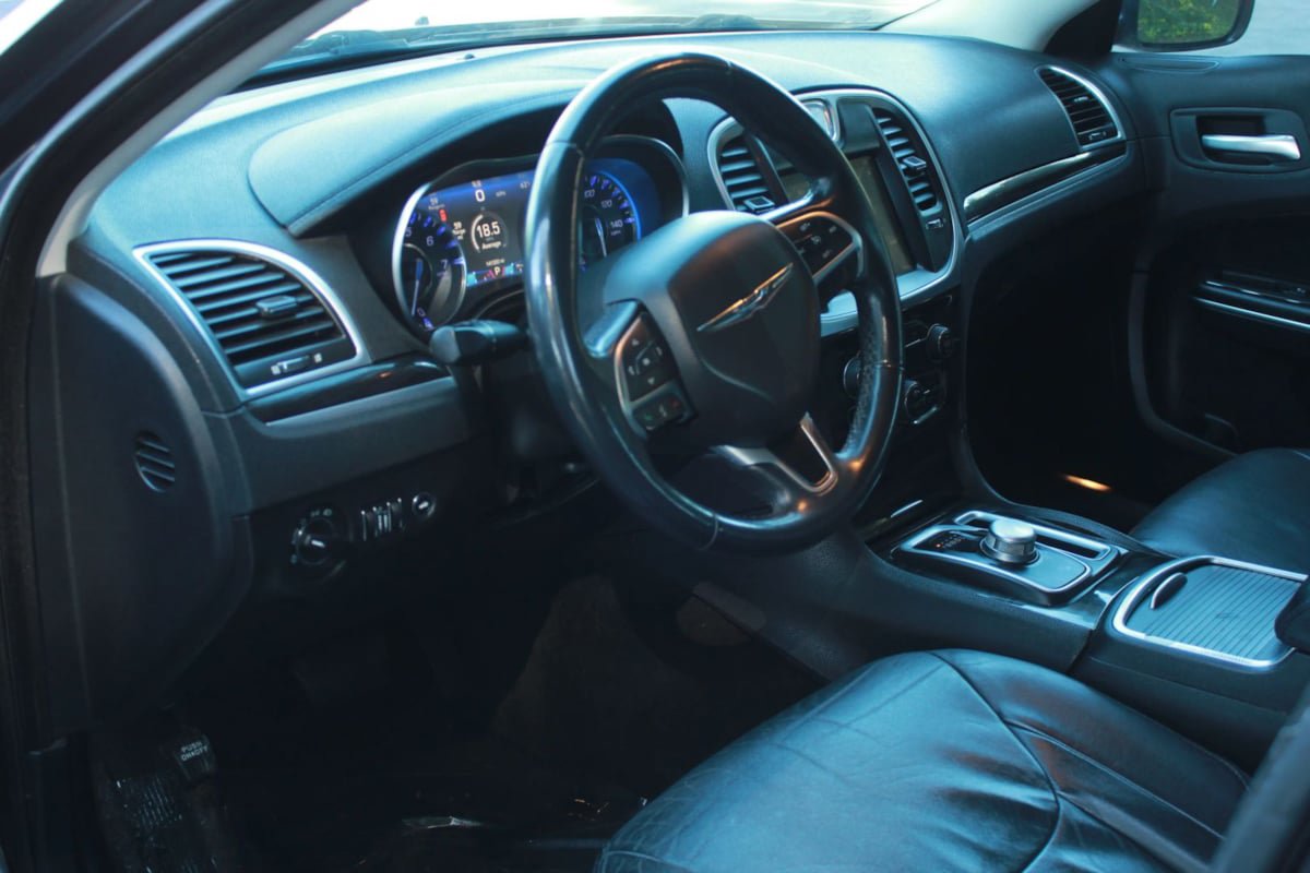 Used 2015 Chrysler 300 Limited RWD image 10