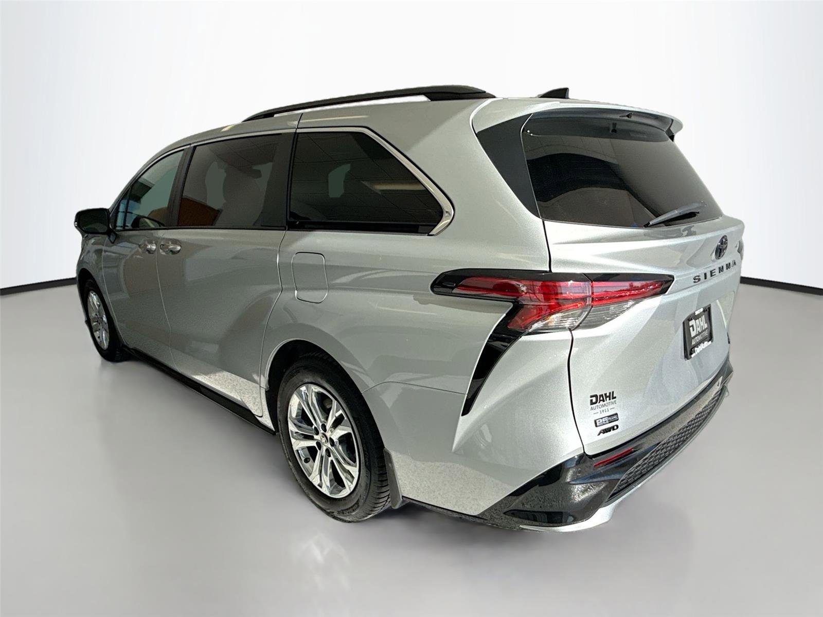 Used 2023 Toyota Sienna XSE image 5