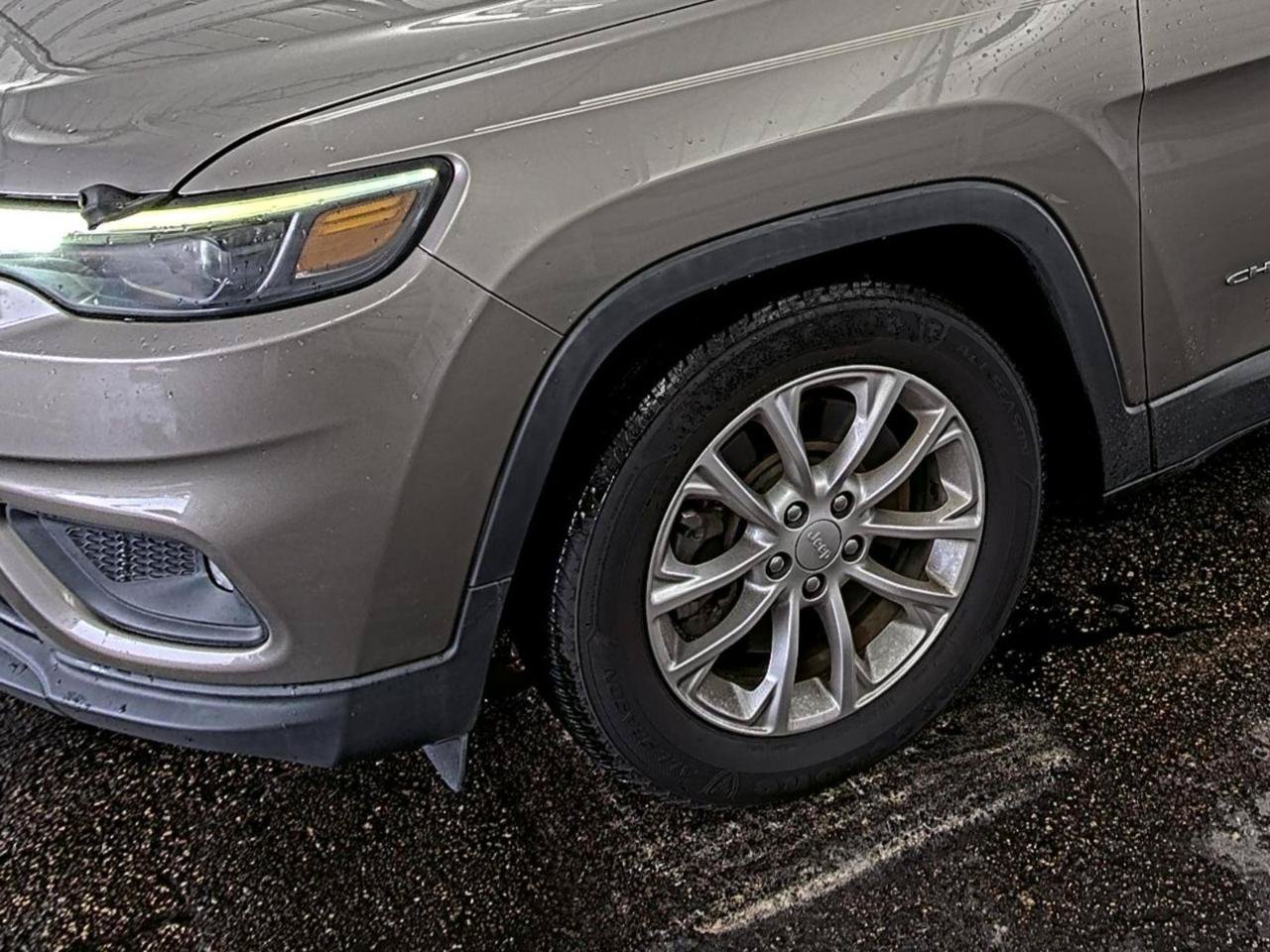 Used 2019 Jeep Cherokee Latitude w/ Popular Appearance Group FWD image 21