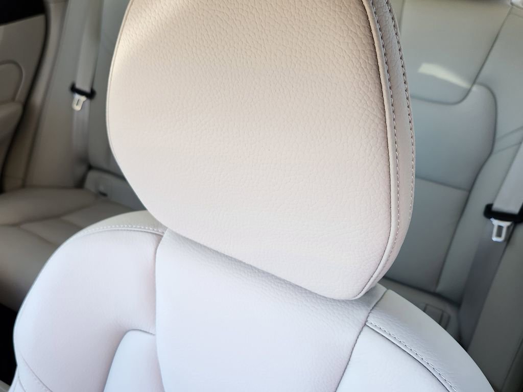 Used 2024 Volvo XC60 T8 Plus w/ Protection Package Premier image 5