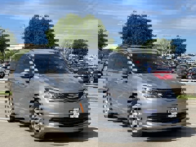 Used 2017 Chrysler Pacifica LX w/ Tire & Wheel Group image 2