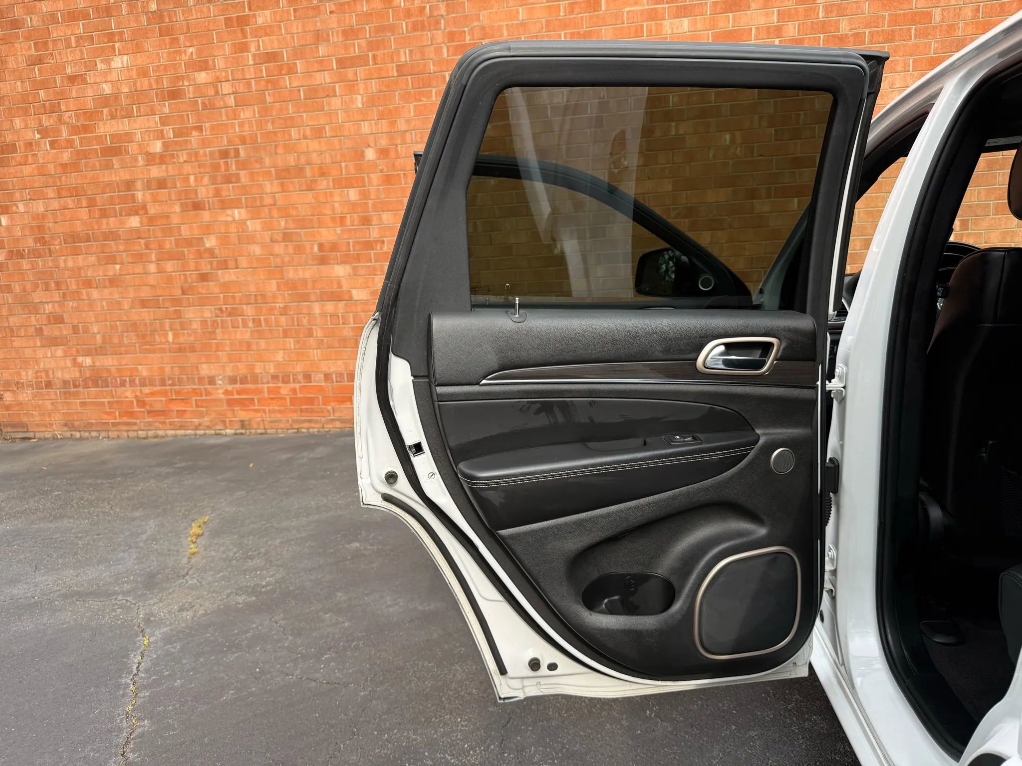 Used 2015 Jeep Grand Cherokee Overland w/ Advanced Technology Group image 16