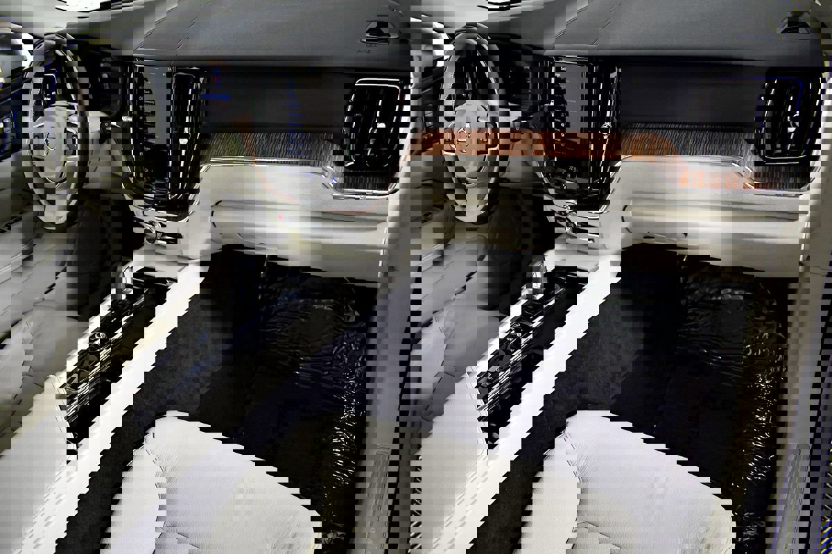 Used 2022 Volvo XC60 B5 Momentum image 23