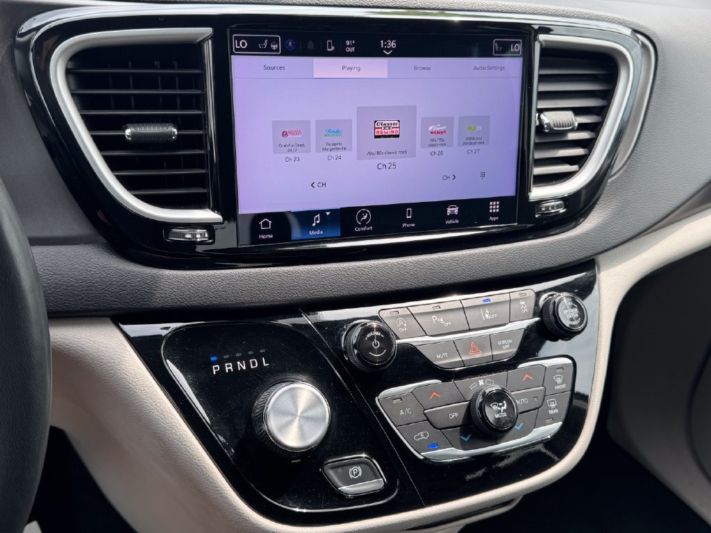 Used 2024 Chrysler Pacifica Touring-L FWD image 23