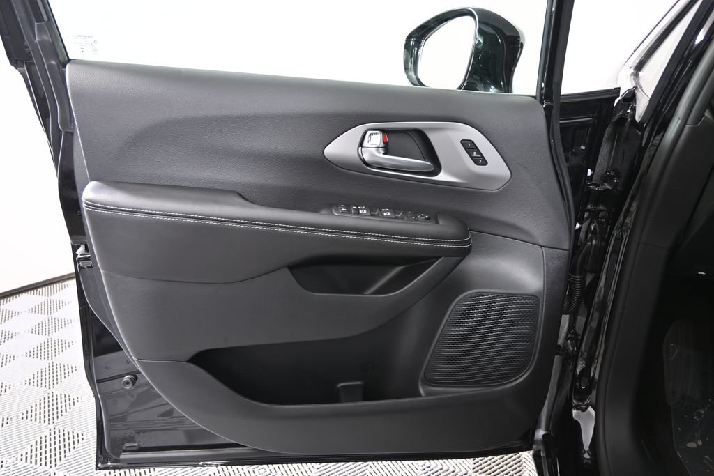 New 2027 Chrysler Pacifica Select FWD image 20