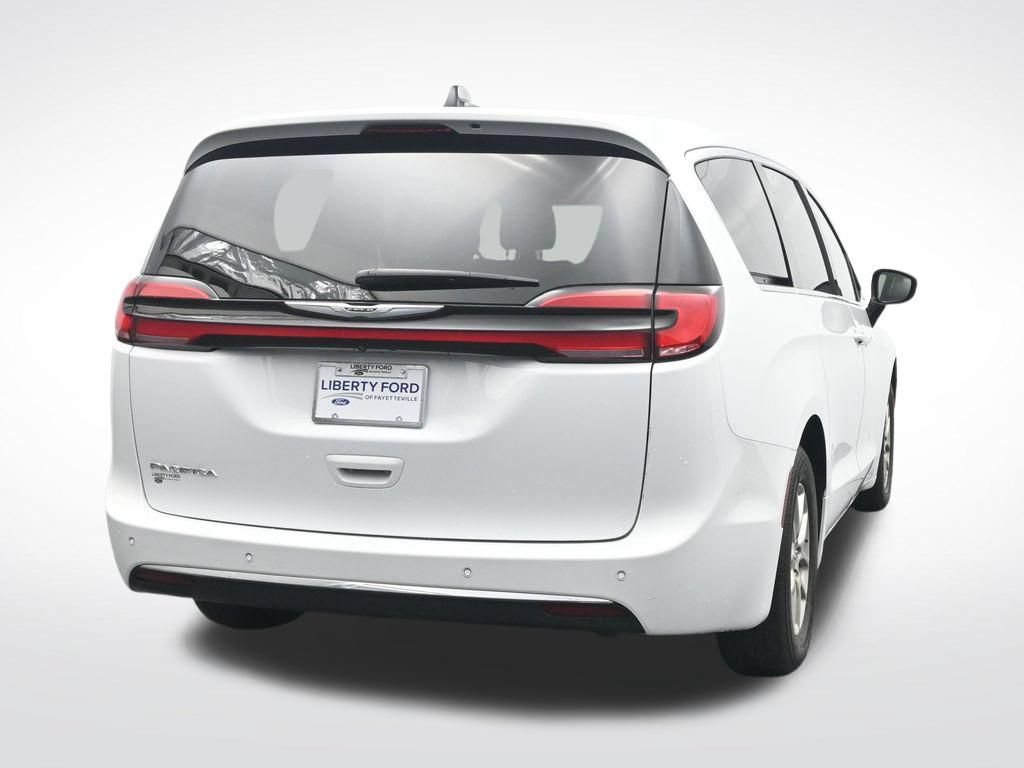 Used 2025 Chrysler Pacifica Select FWD image 7