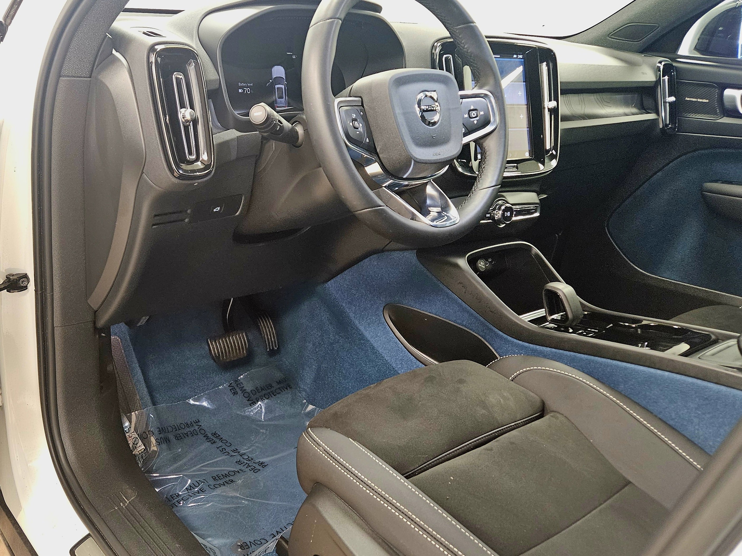 Used 2023 Volvo XC40 Recharge Ultimate image 41