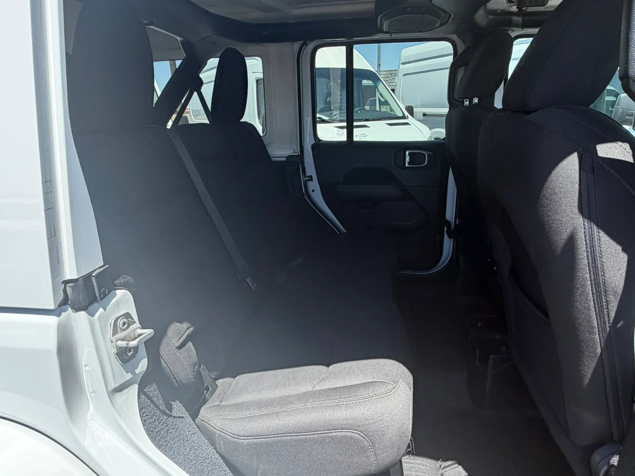 Used 2018 Jeep Wrangler Unlimited Sahara w/ Uconnect 4C Nav & Sound Group AWD/4WD image 16