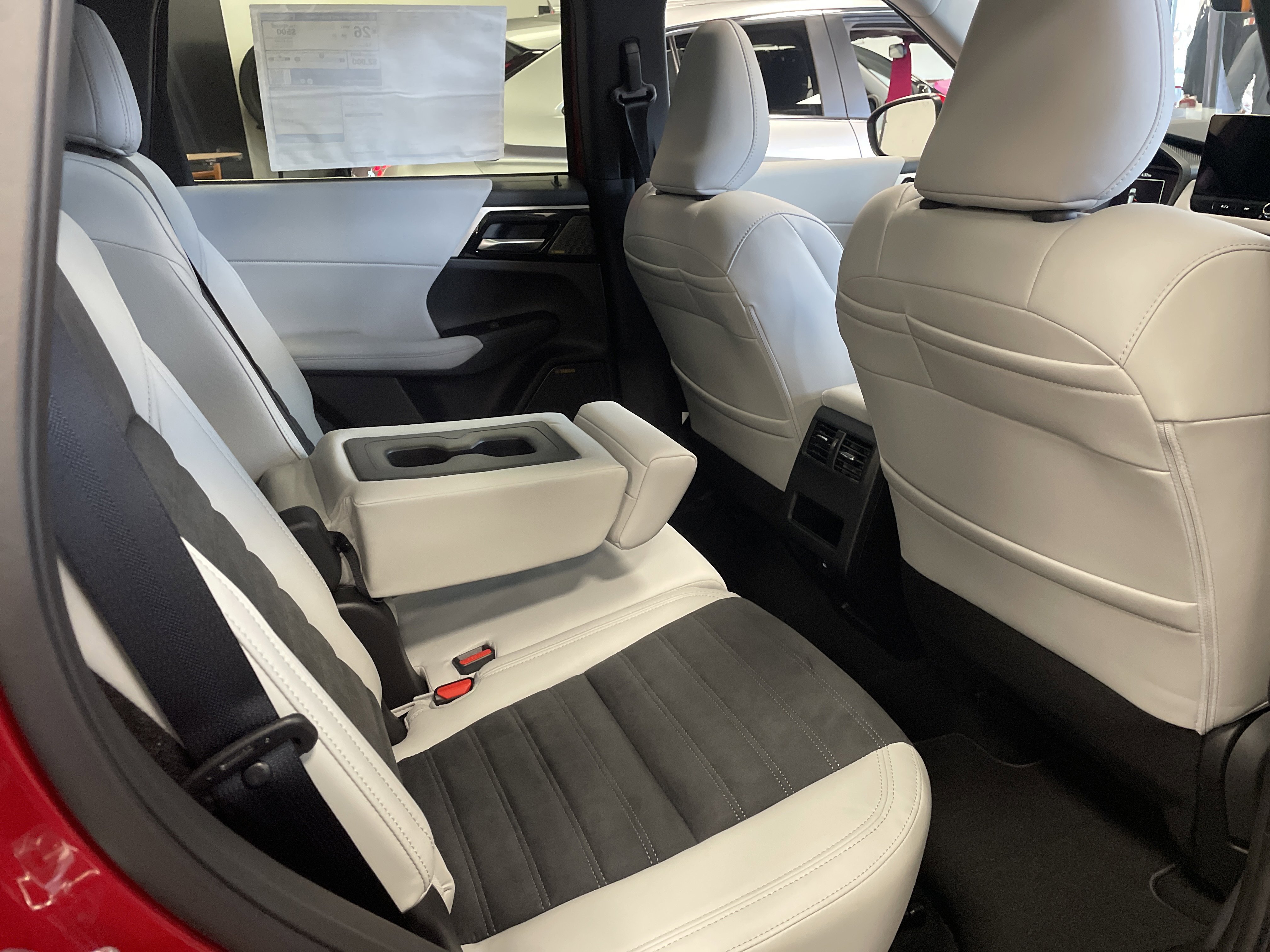 New 2025 Mitsubishi Outlander SE image 8