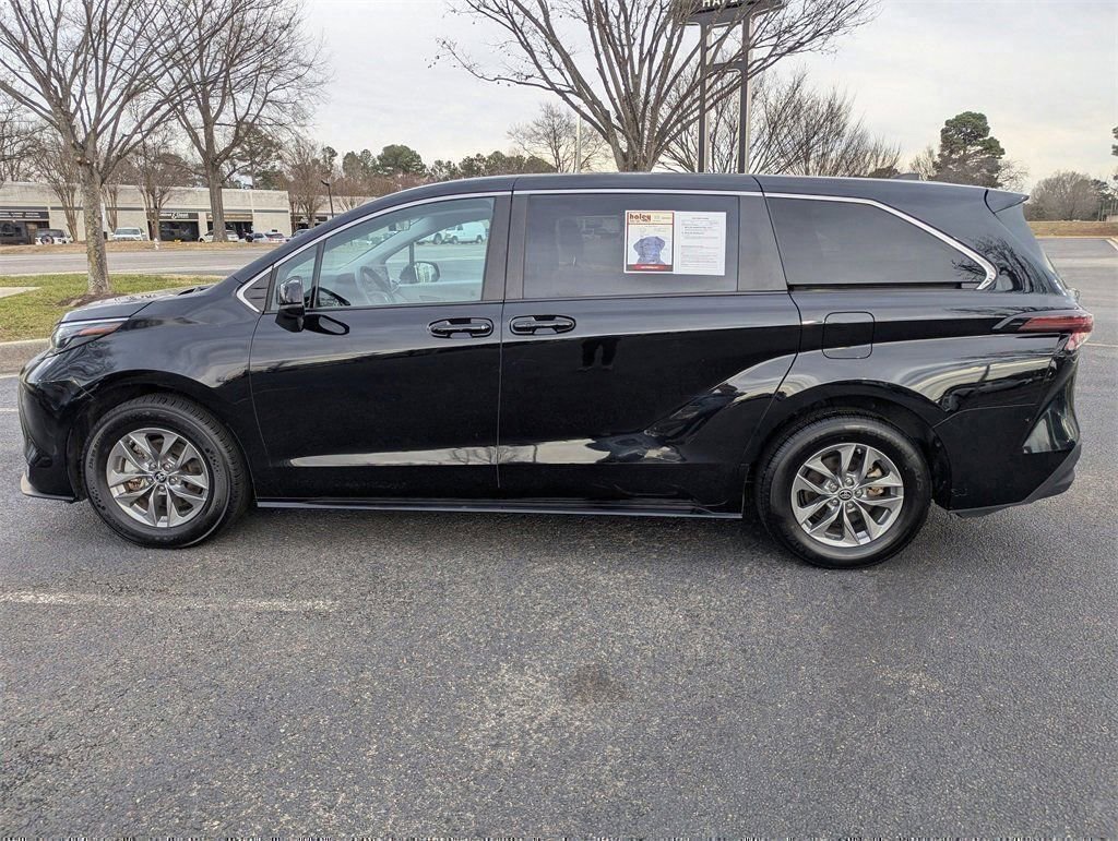 Used 2024 Toyota Sienna LE image 5