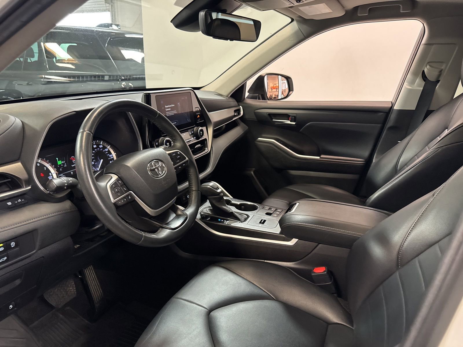 Used 2023 Toyota Highlander XLE image 8
