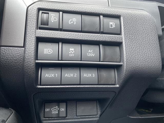 Used 2025 Toyota Tacoma TRD Sport w/ TRD Sport Upgrade Package image 25