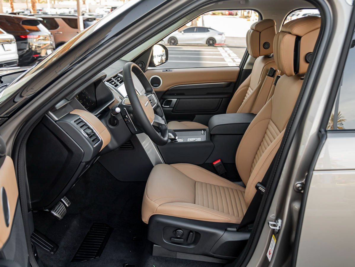Certified 2025 Land Rover Discovery Metropolitan Edition AWD/4WD image 14