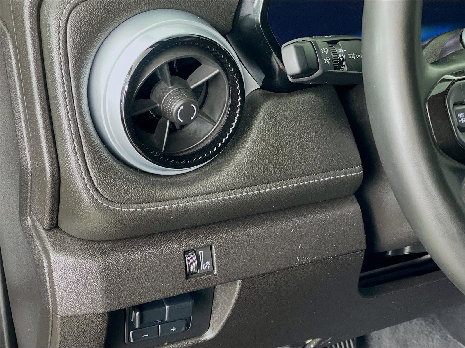 Used 2024 Chevrolet Colorado LT w/ LT Convenience Package image 13