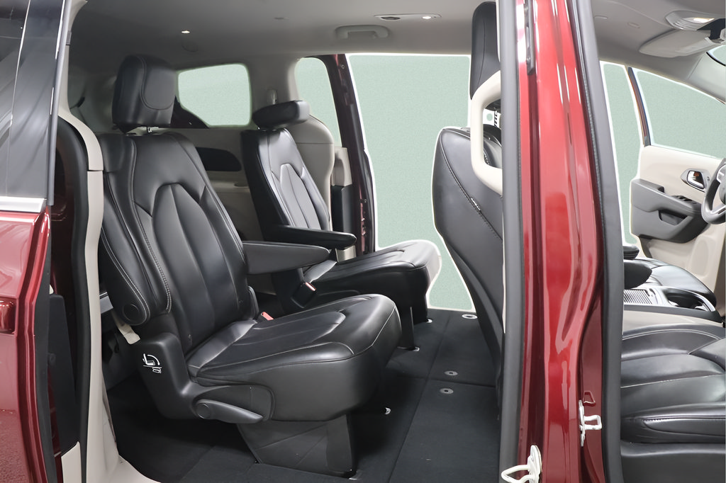 Used 2023 Chrysler Pacifica Touring-L FWD image 29