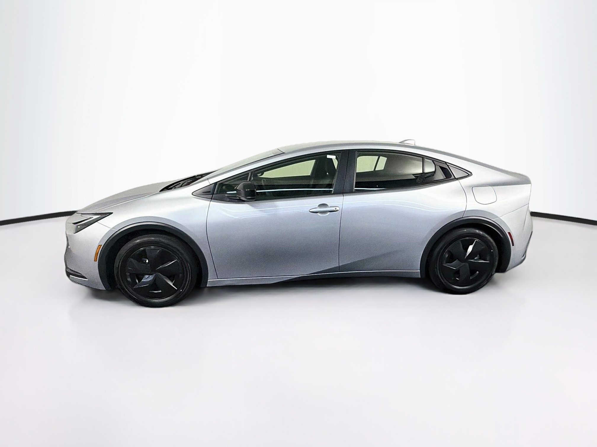 Used 2025 Toyota Prius LE FWD image 4