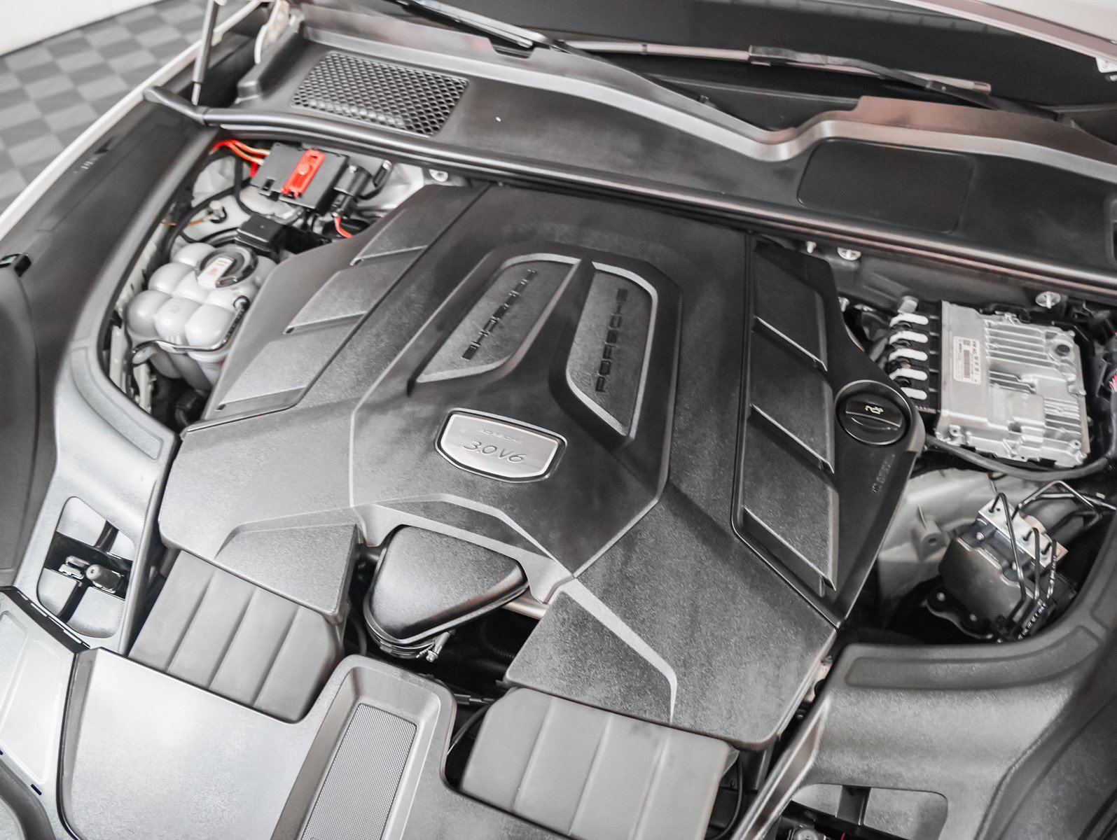 Used 2023 Porsche Cayenne Platinum Edition image 12