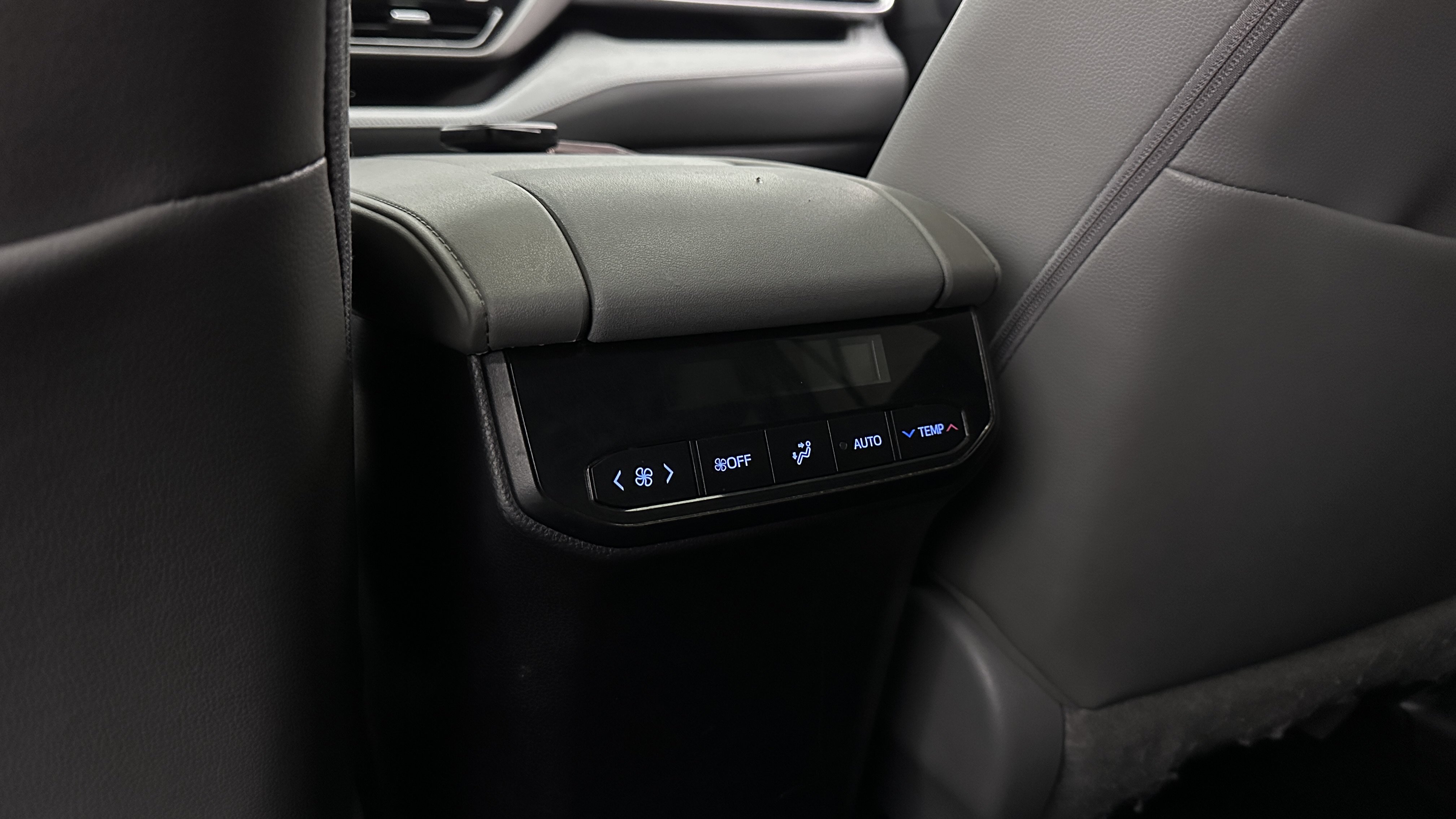 Used 2022 Toyota Highlander XLE AWD/4WD image 30