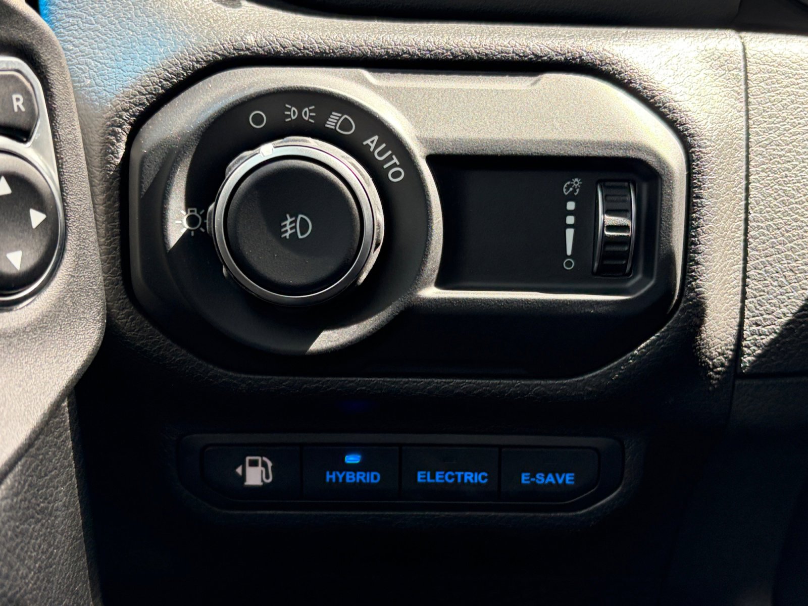 Used 2023 Jeep Wrangler Sahara w/ Cold Weather Group image 18