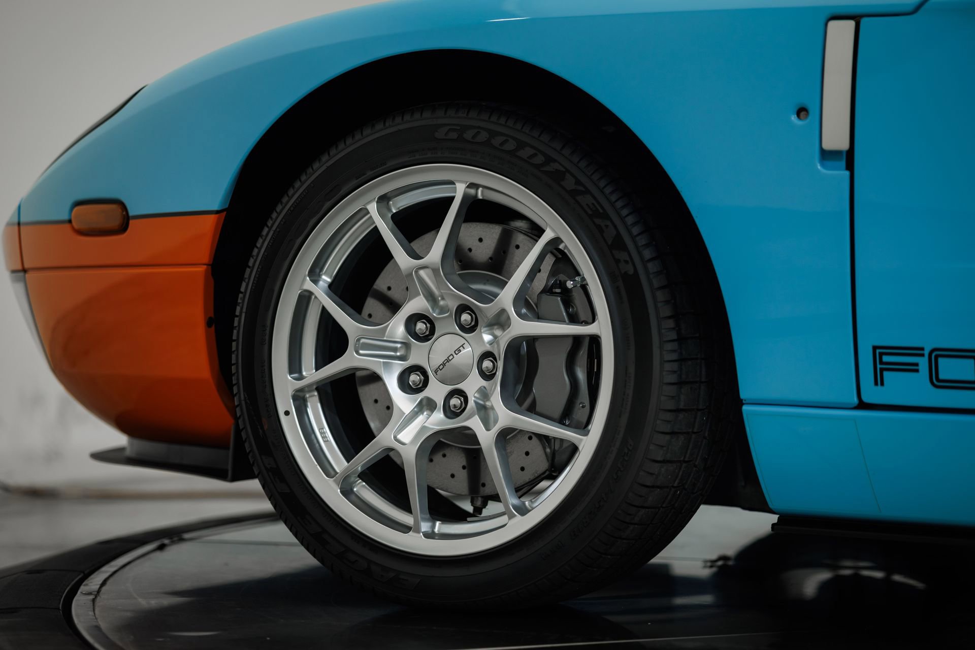 Used 2006 Ford GT RWD image 31