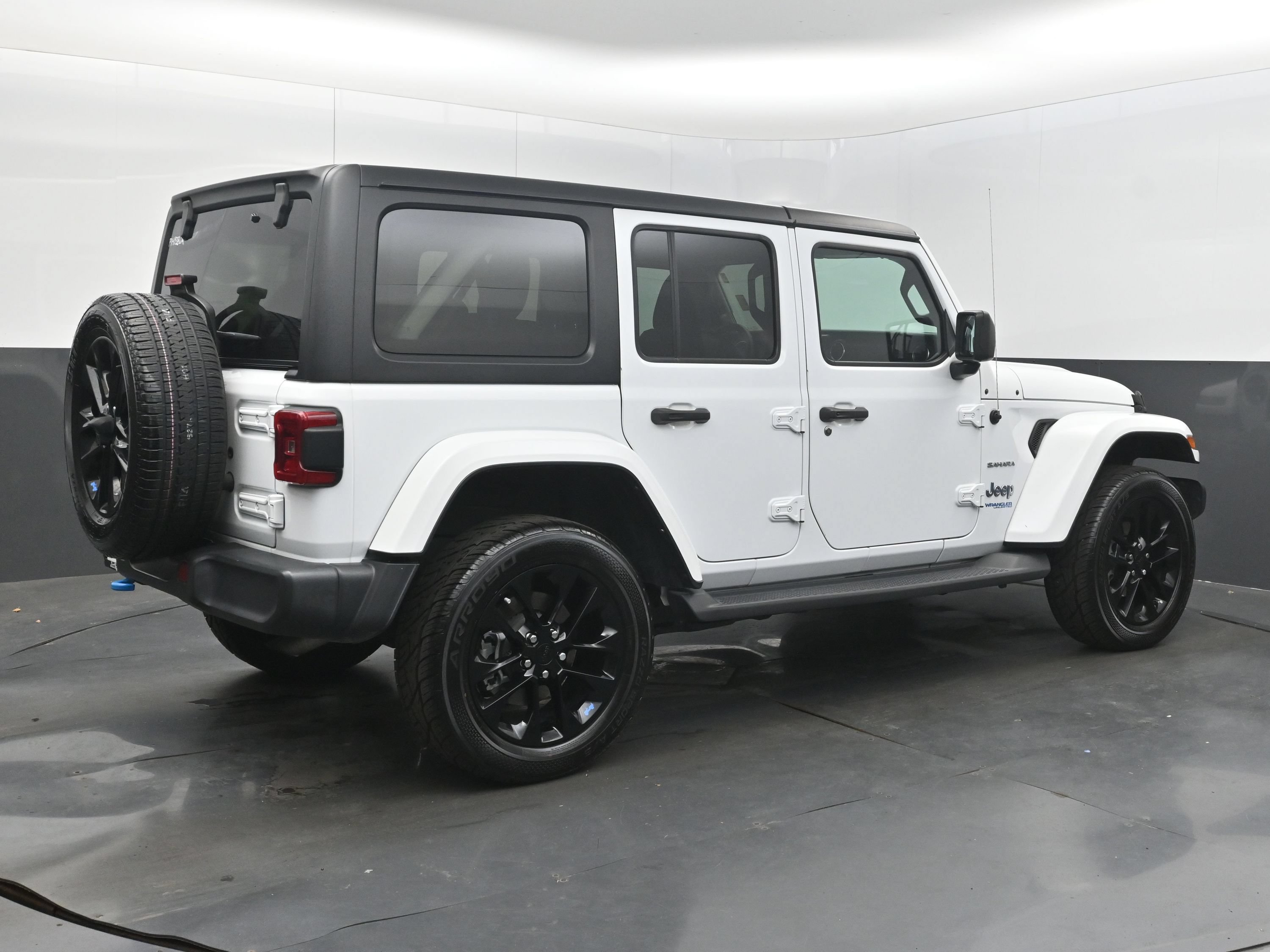 Used 2022 Jeep Wrangler Unlimited Sahara AWD/4WD image 9