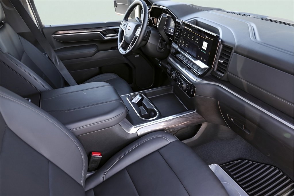 Used 2025 Chevrolet Silverado 2500 LTZ w/ LTZ Convenience Package image 33