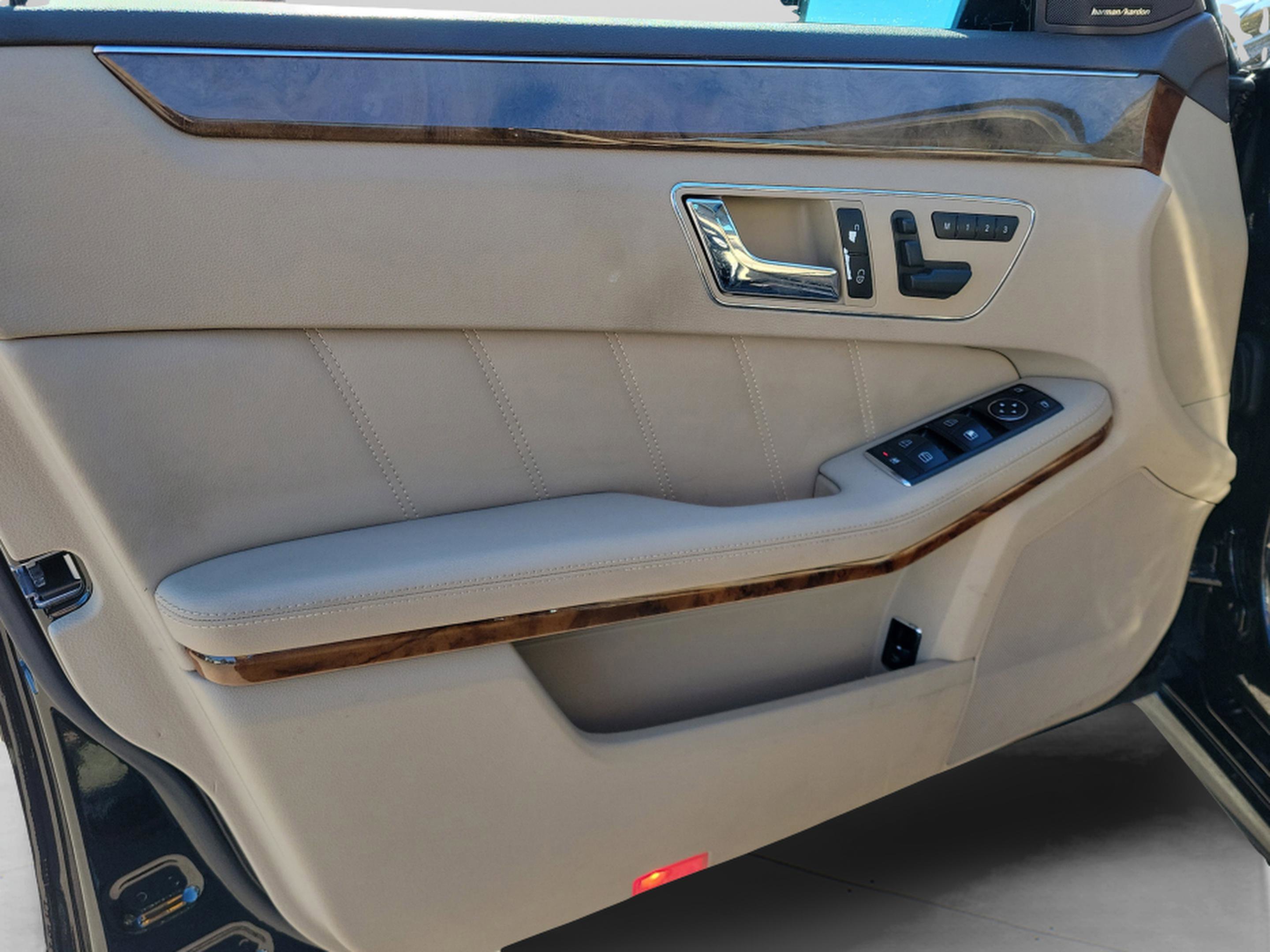 Used 2010 Mercedes-Benz E 350 4MATIC Sedan image 35