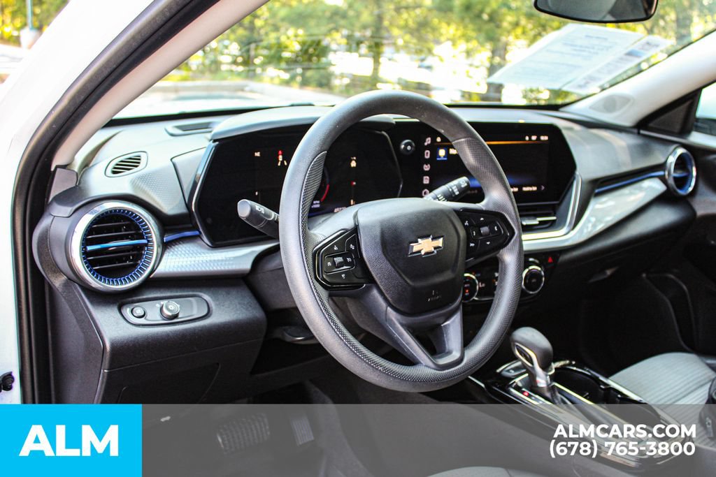 Used 2025 Chevrolet Trax LT FWD image 22