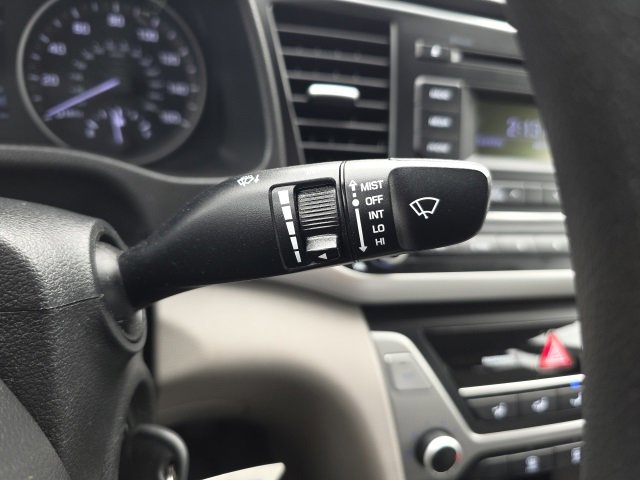 Used 2017 Hyundai Elantra SE image 13