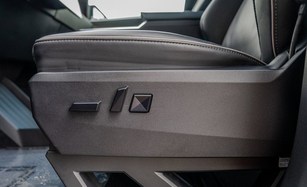 Used 2025 Tesla Cybertruck AWD Crew Cab image 15