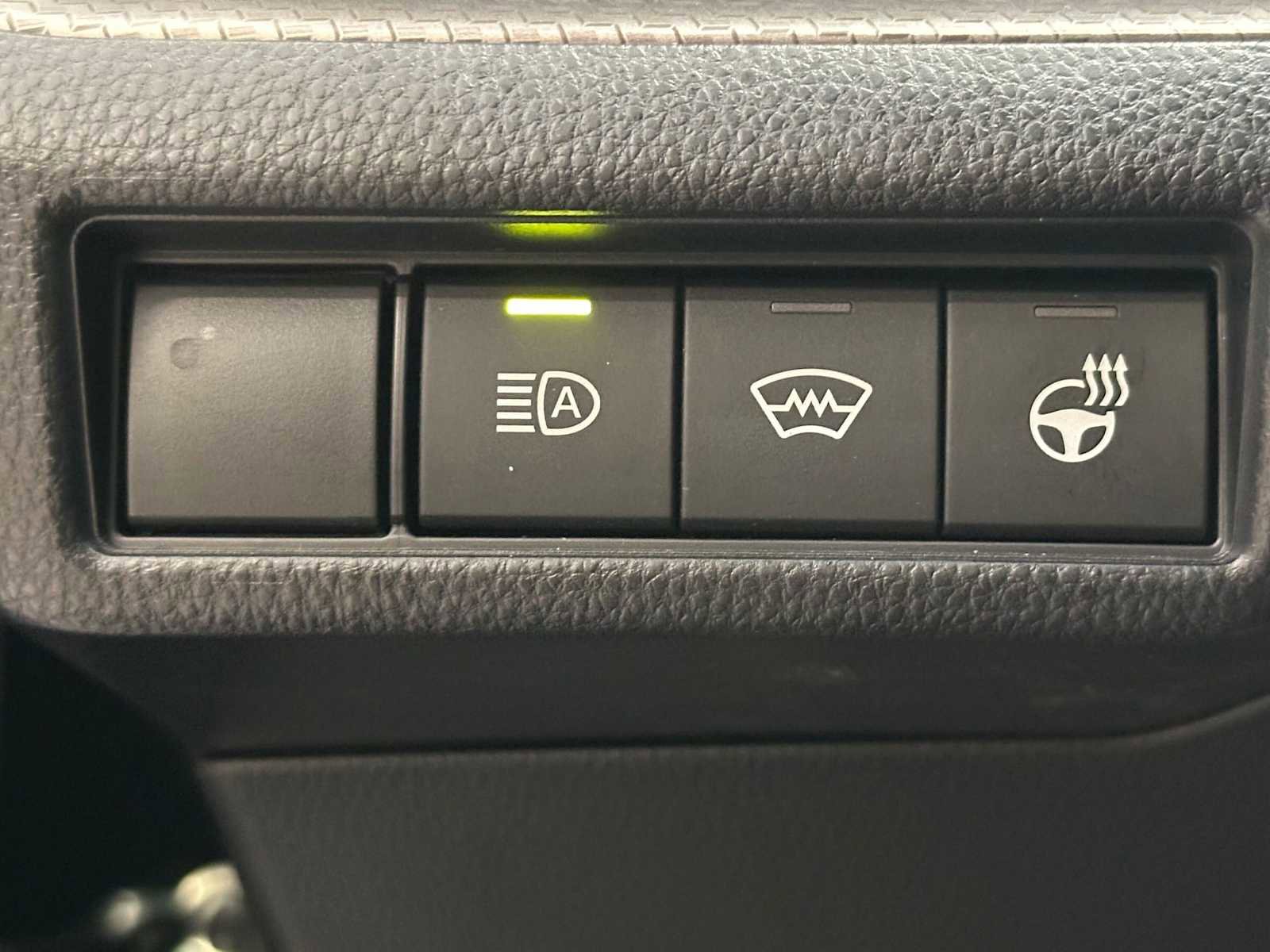 Used 2025 Toyota Prius XLE AWD/4WD image 18