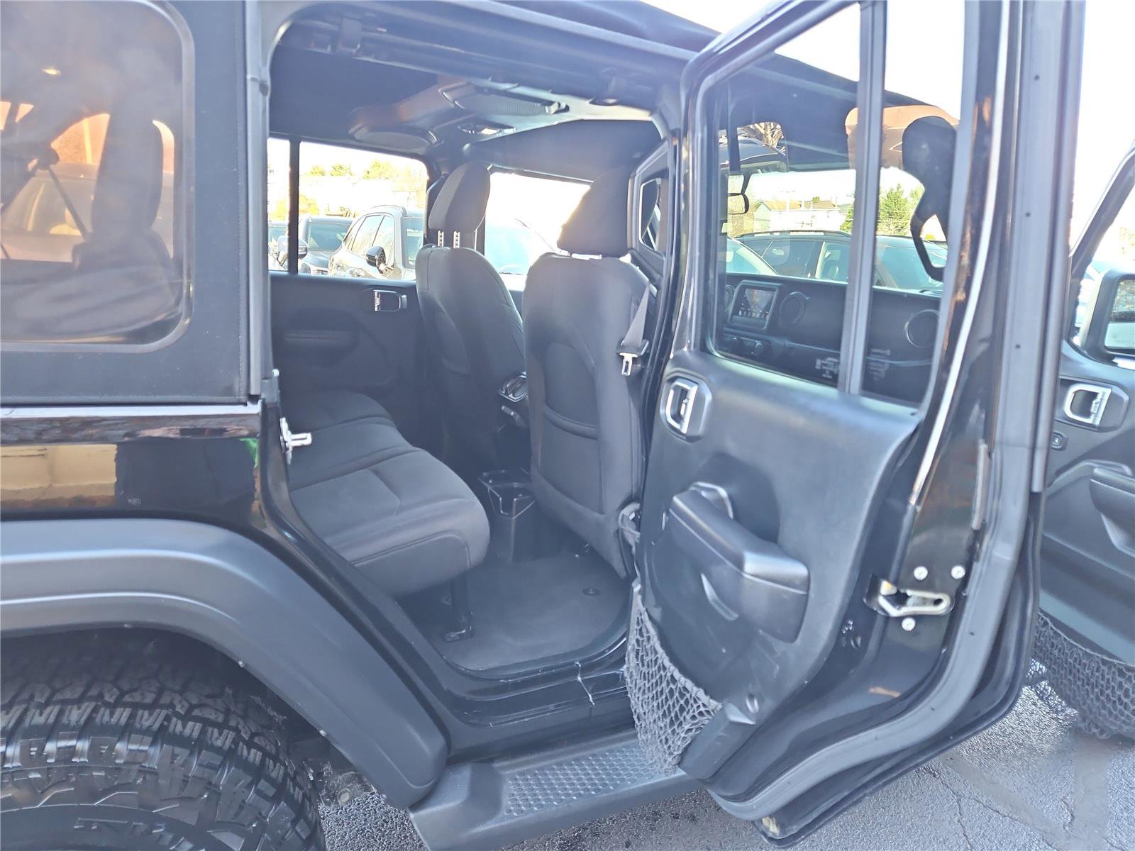 Used 2018 Jeep Wrangler Unlimited Sport S image 29