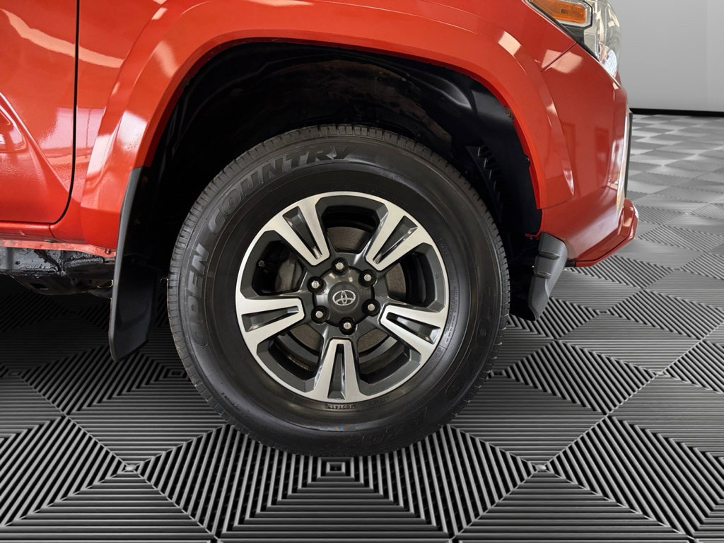 Used 2017 Toyota Tacoma TRD Sport AWD/4WD image 10