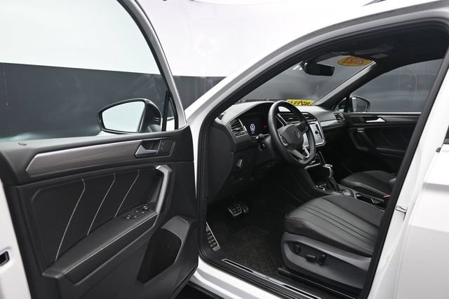 Used 2023 Volkswagen Tiguan SE R-Line AWD/4WD image 11