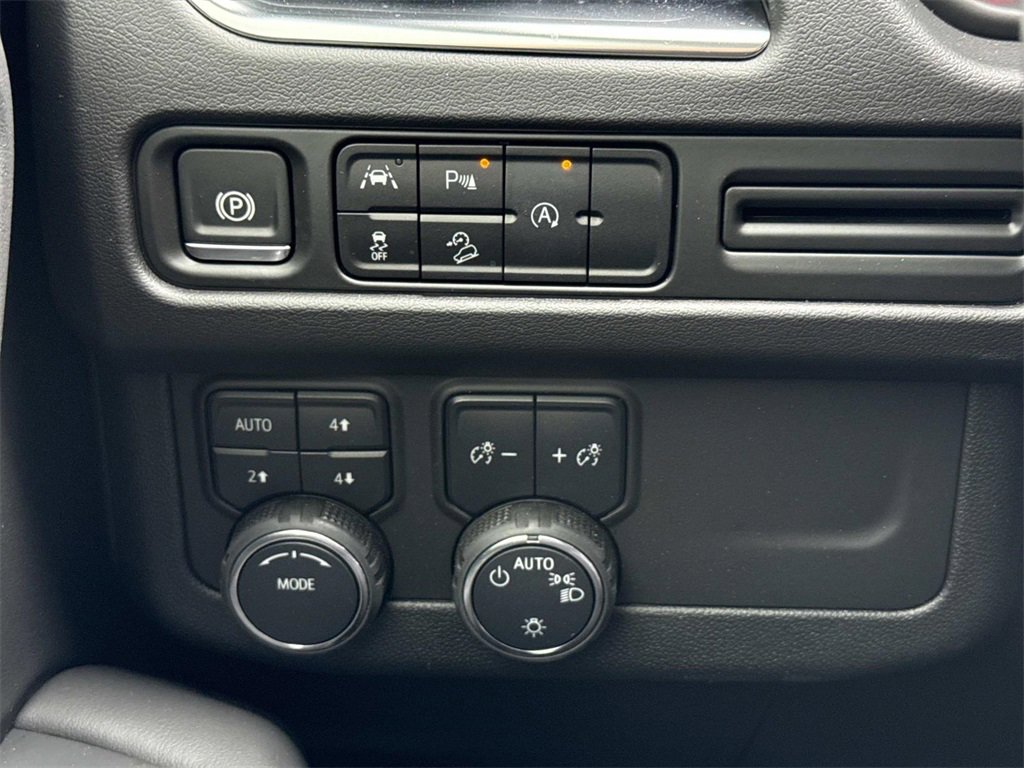 Used 2024 Chevrolet Suburban Premier image 28