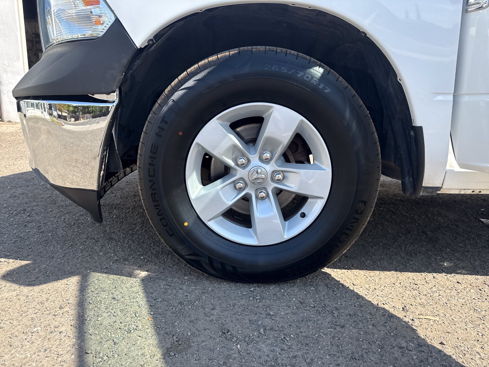 Used 2018 RAM 1500 Tradesman w/ Chrome Appearance Group RWD image 27