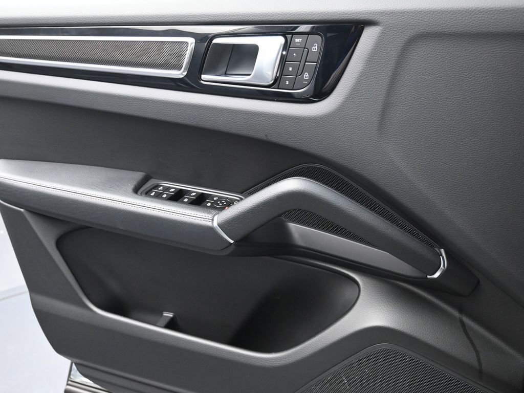 Certified 2023 Porsche Cayenne AWD/4WD image 23