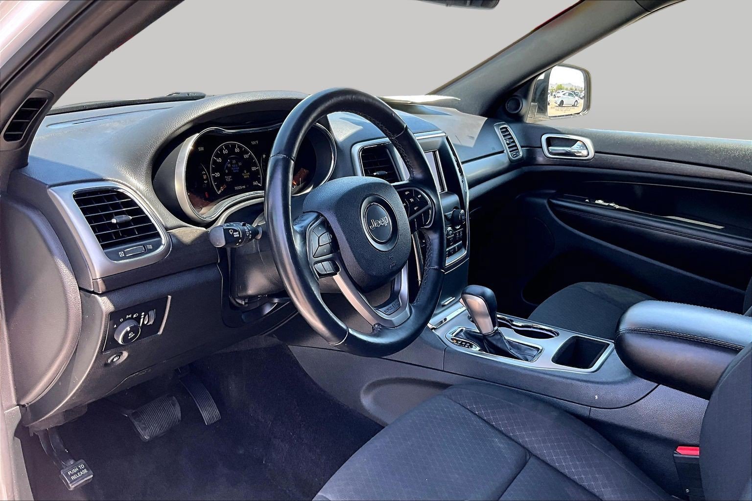 Used 2018 Jeep Grand Cherokee Laredo AWD/4WD image 12