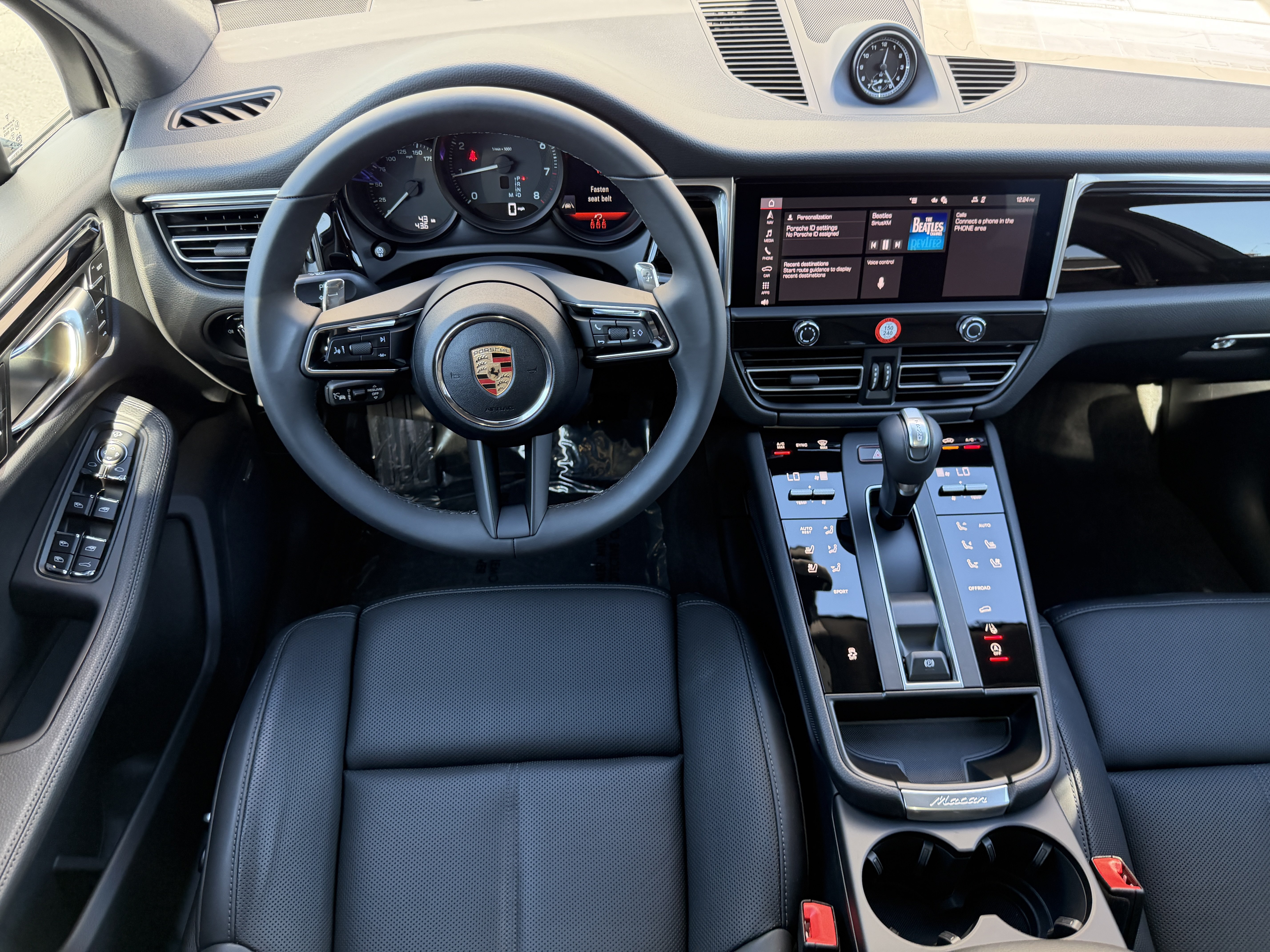 Certified 2025 Porsche Macan AWD/4WD image 16