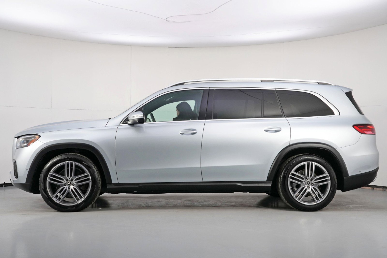 Used 2024 Mercedes-Benz GLS 450 4MATIC image 9