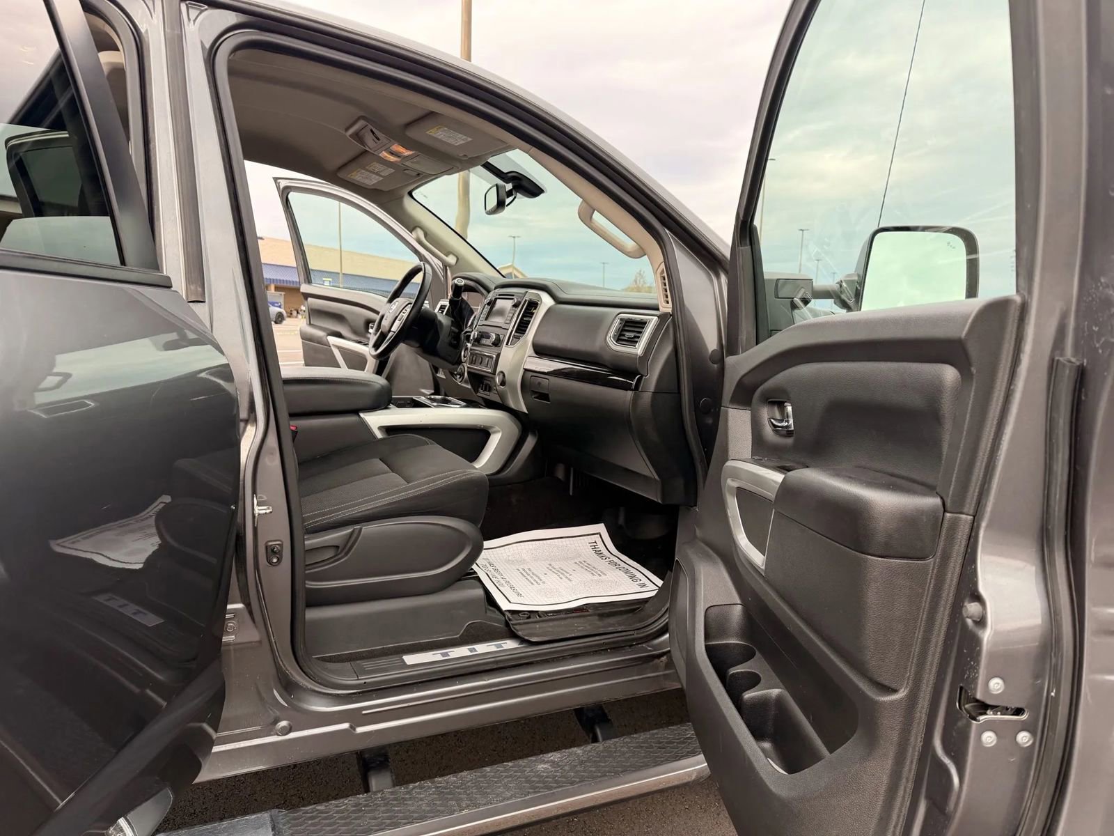Used 2019 Nissan Titan SV w/ SV Convenience Package image 18