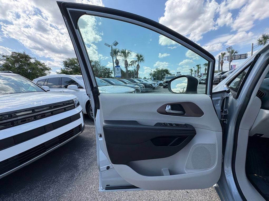 Used 2023 Chrysler Voyager LX FWD image 39