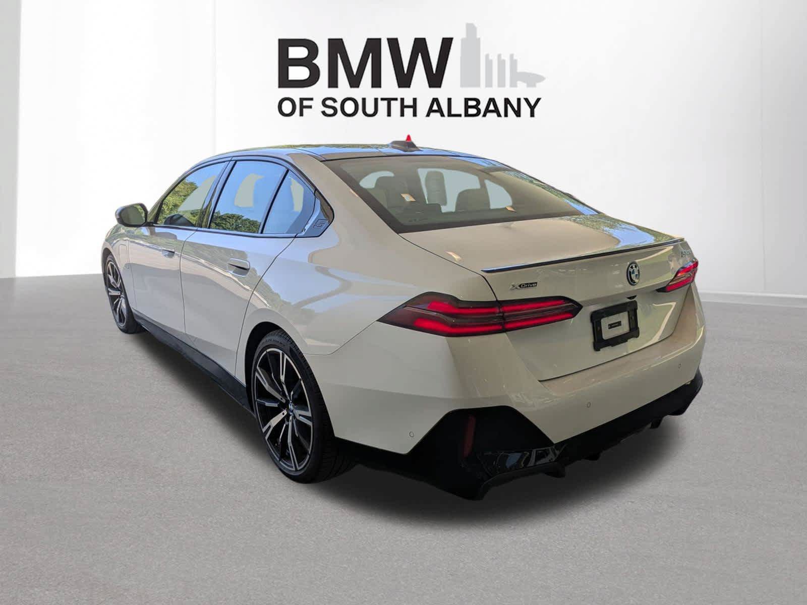 Used 2026 BMW 550e xDrive w/ Premium Package AWD/4WD image 4