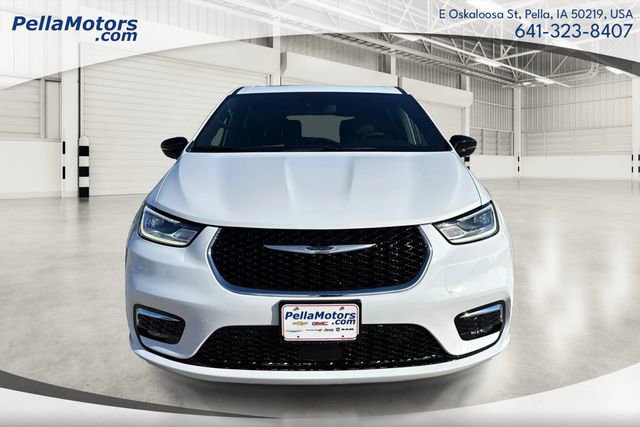 New 2026 Chrysler Pacifica Limited w/ Uconnect Theater Family Group image 7